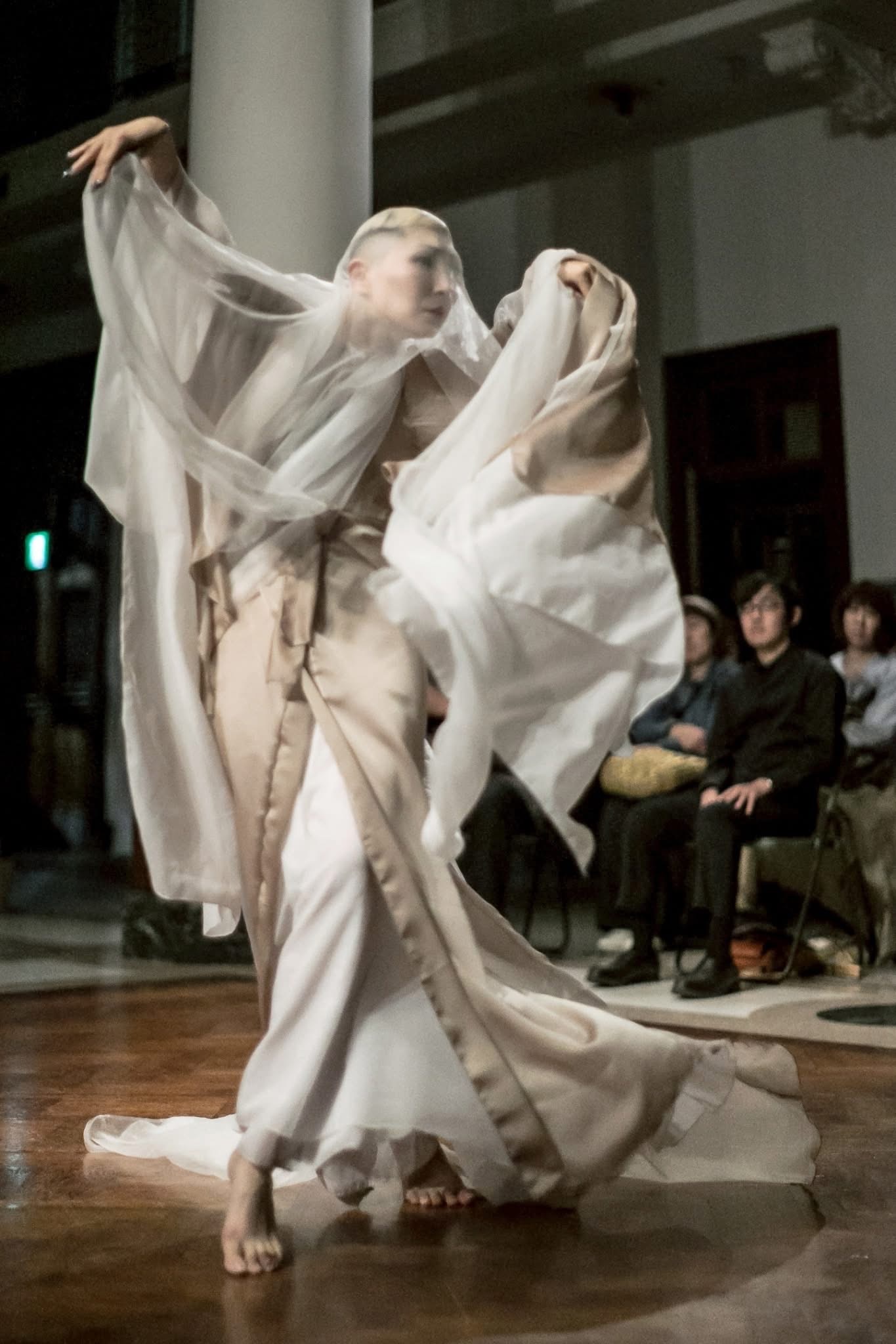 Homaの作品・彫刻とともに写るポートレート